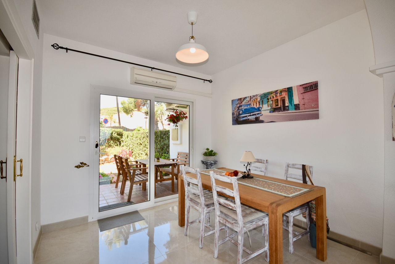 Belle maison de ville rénovée avec vue imprenable sur la mer à La Duquesa!