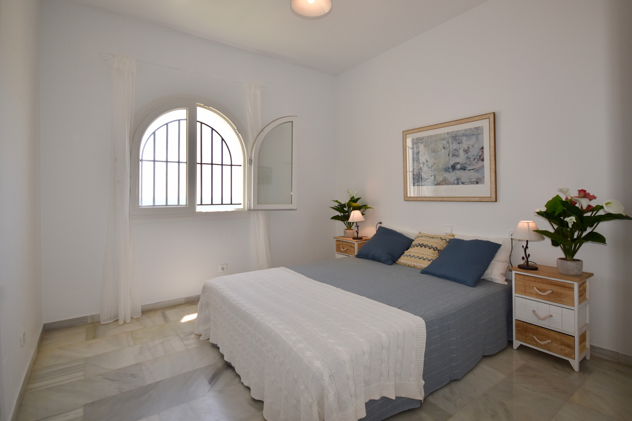 Belle maison de ville rénovée avec vue imprenable sur la mer à La Duquesa!
