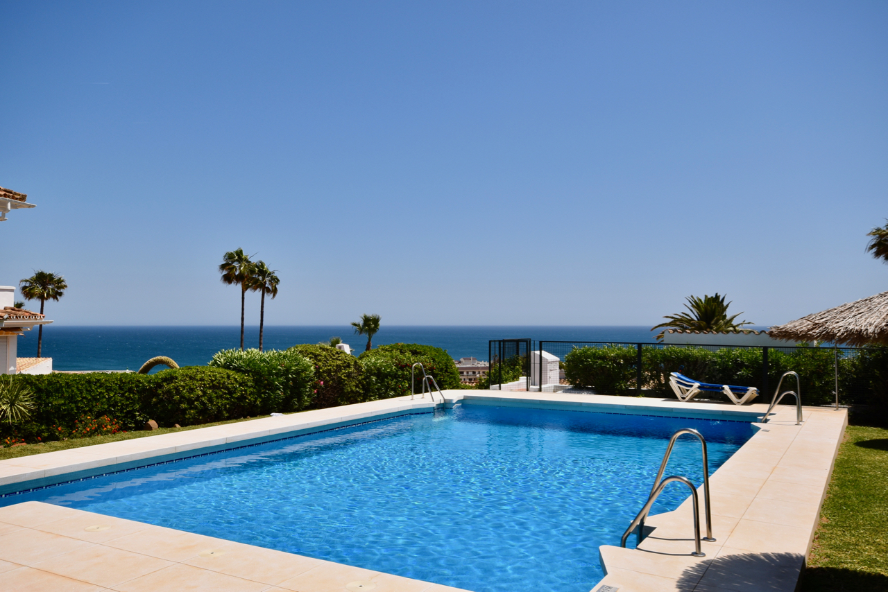 Belle maison de ville rénovée avec vue imprenable sur la mer à La Duquesa!