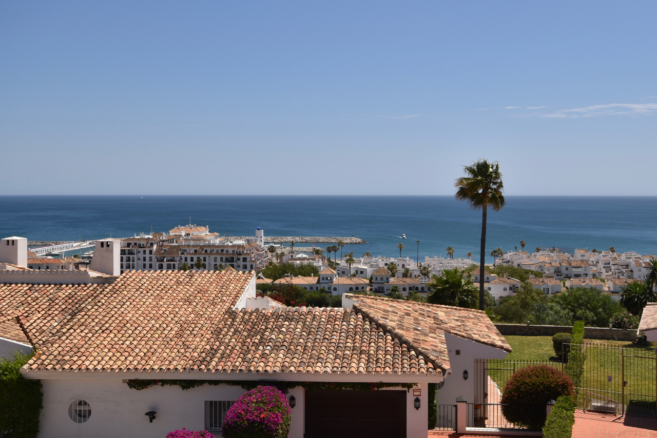 Belle maison de ville rénovée avec vue imprenable sur la mer à La Duquesa!