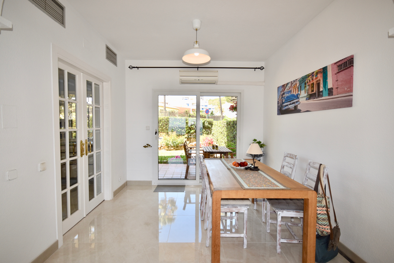 Belle maison de ville rénovée avec vue imprenable sur la mer à La Duquesa!