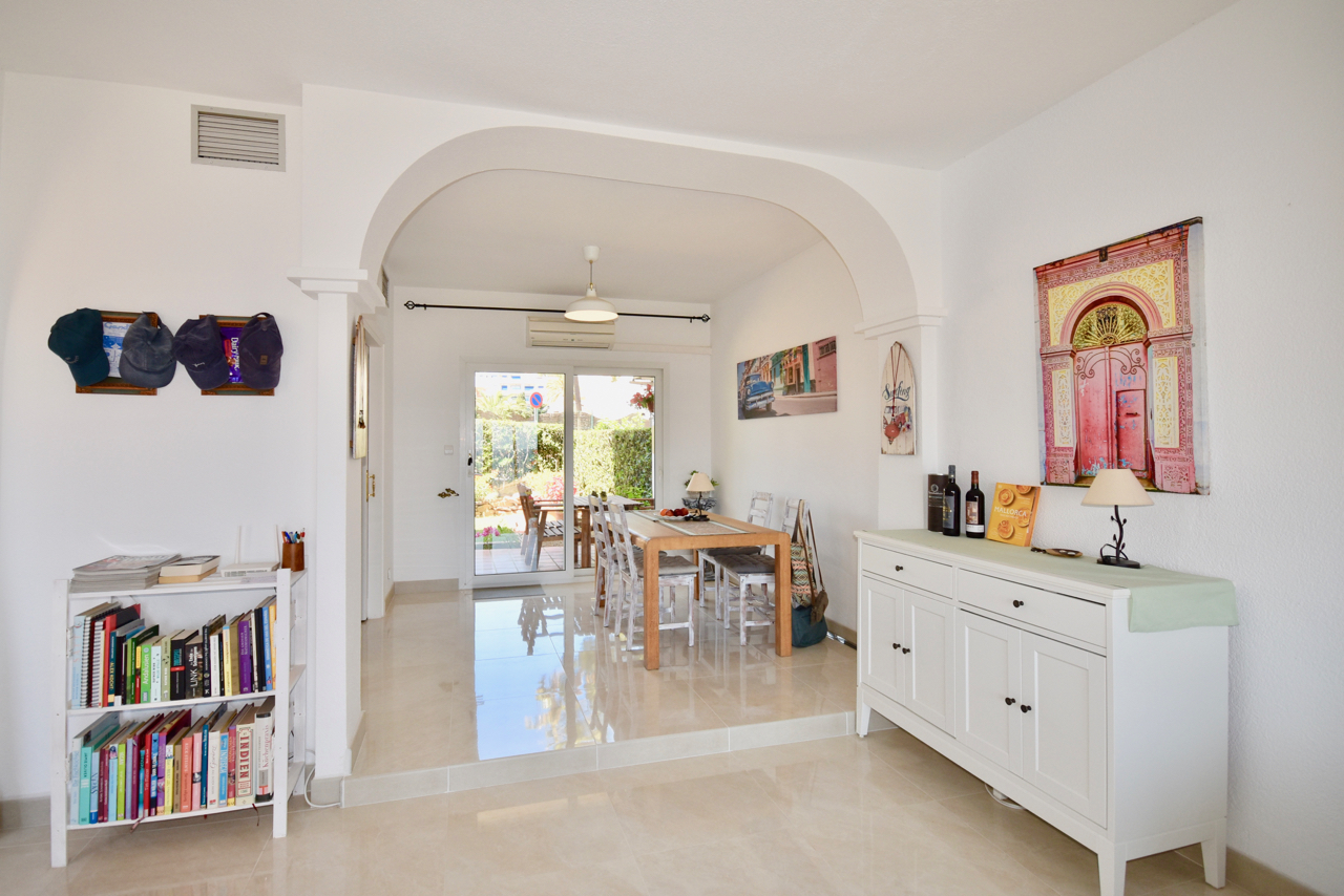 Belle maison de ville rénovée avec vue imprenable sur la mer à La Duquesa!