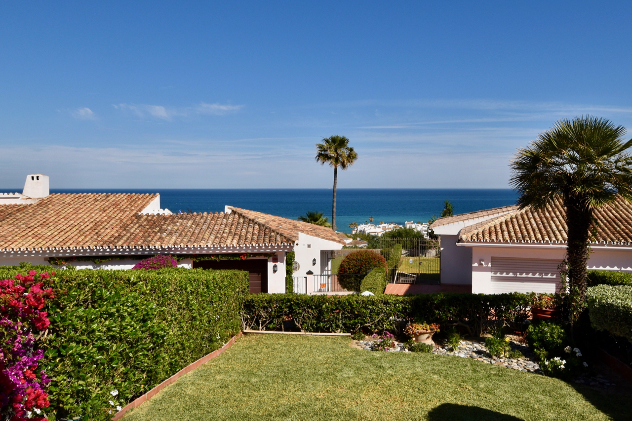 Beautiful renovated townhouse with stunning sea views in La Duquesa!