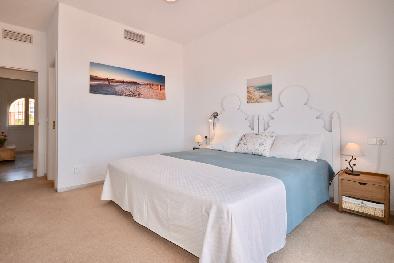 Belle maison de ville rénovée avec vue imprenable sur la mer à La Duquesa!