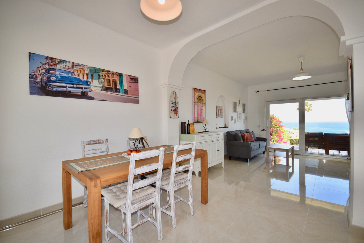 Belle maison de ville rénovée avec vue imprenable sur la mer à La Duquesa!