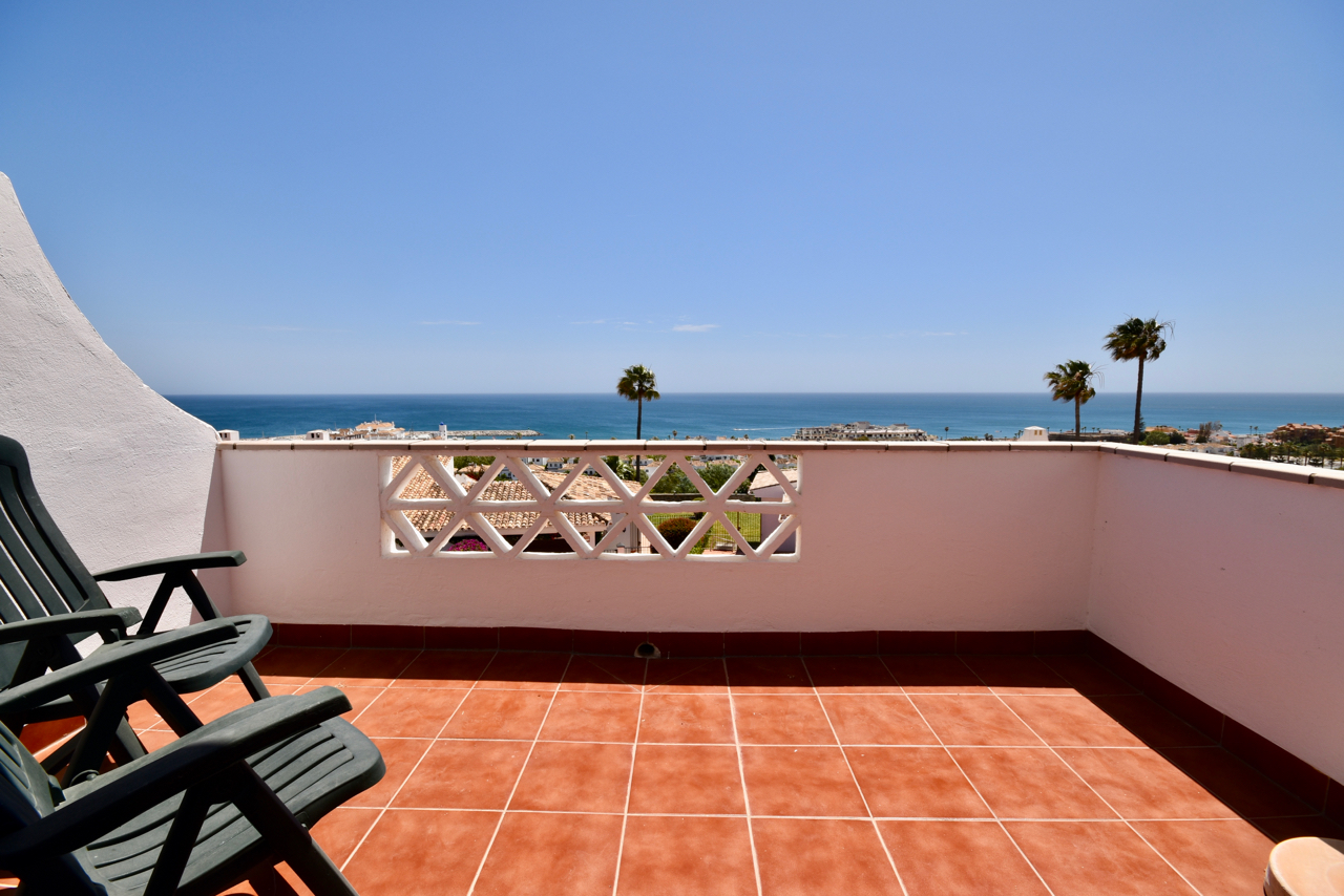 Belle maison de ville rénovée avec vue imprenable sur la mer à La Duquesa!