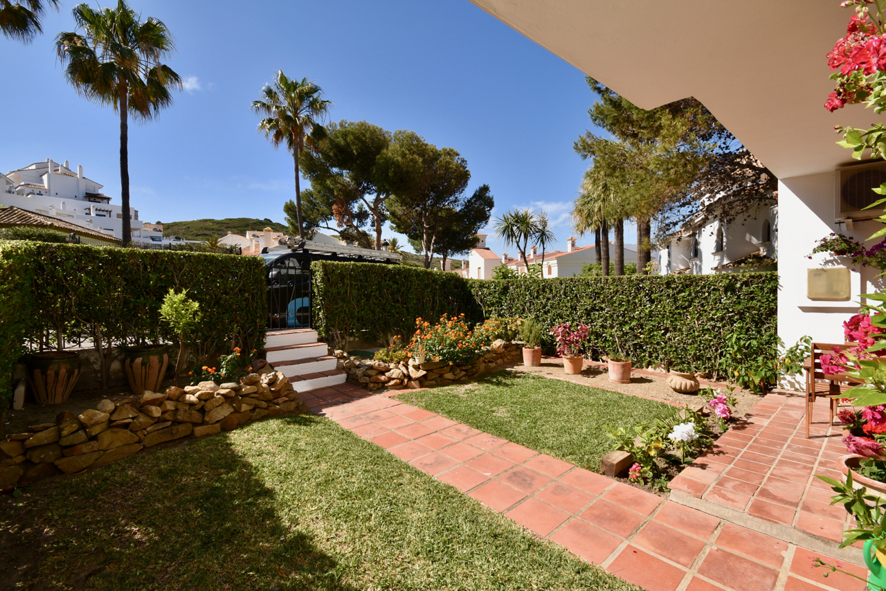 Belle maison de ville rénovée avec vue imprenable sur la mer à La Duquesa!