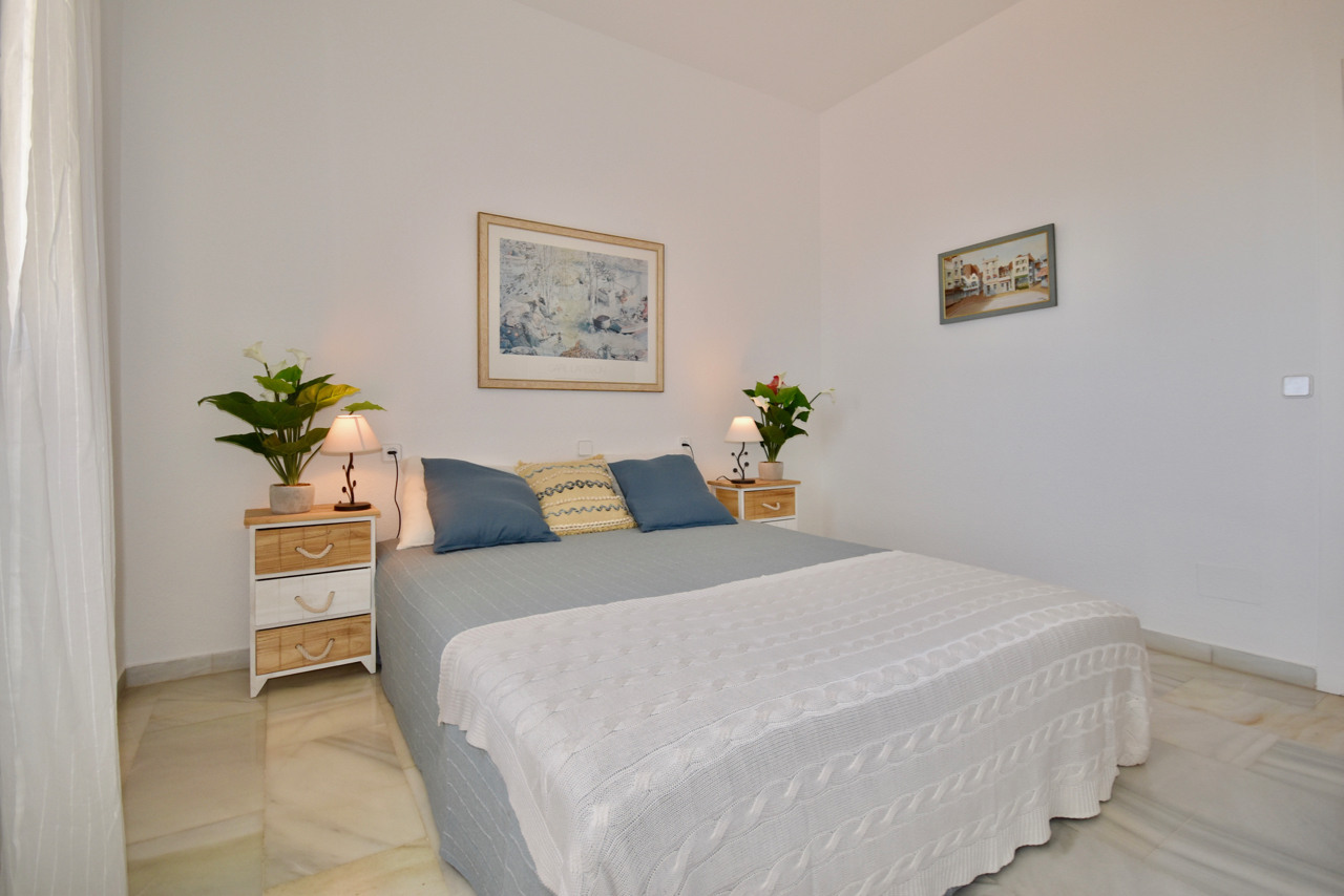 Belle maison de ville rénovée avec vue imprenable sur la mer à La Duquesa!