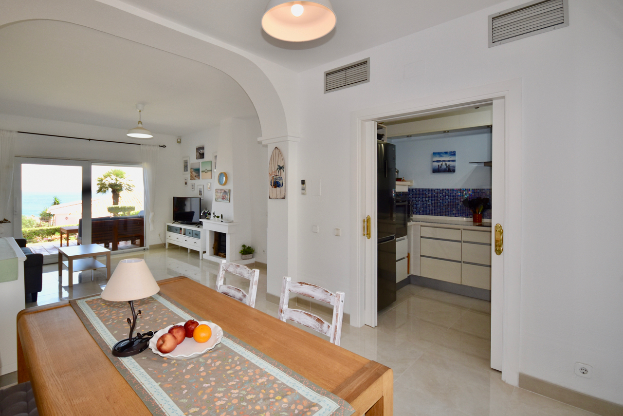 Belle maison de ville rénovée avec vue imprenable sur la mer à La Duquesa!