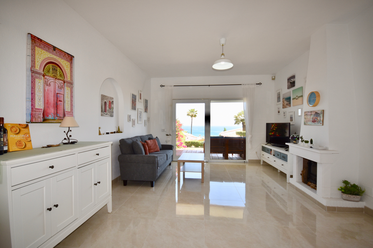 Beautiful renovated townhouse with stunning sea views in La Duquesa!