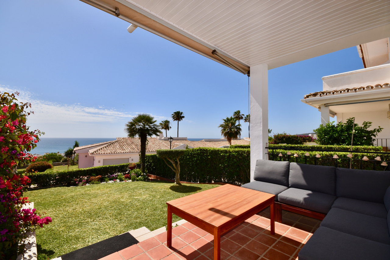 Belle maison de ville rénovée avec vue imprenable sur la mer à La Duquesa!