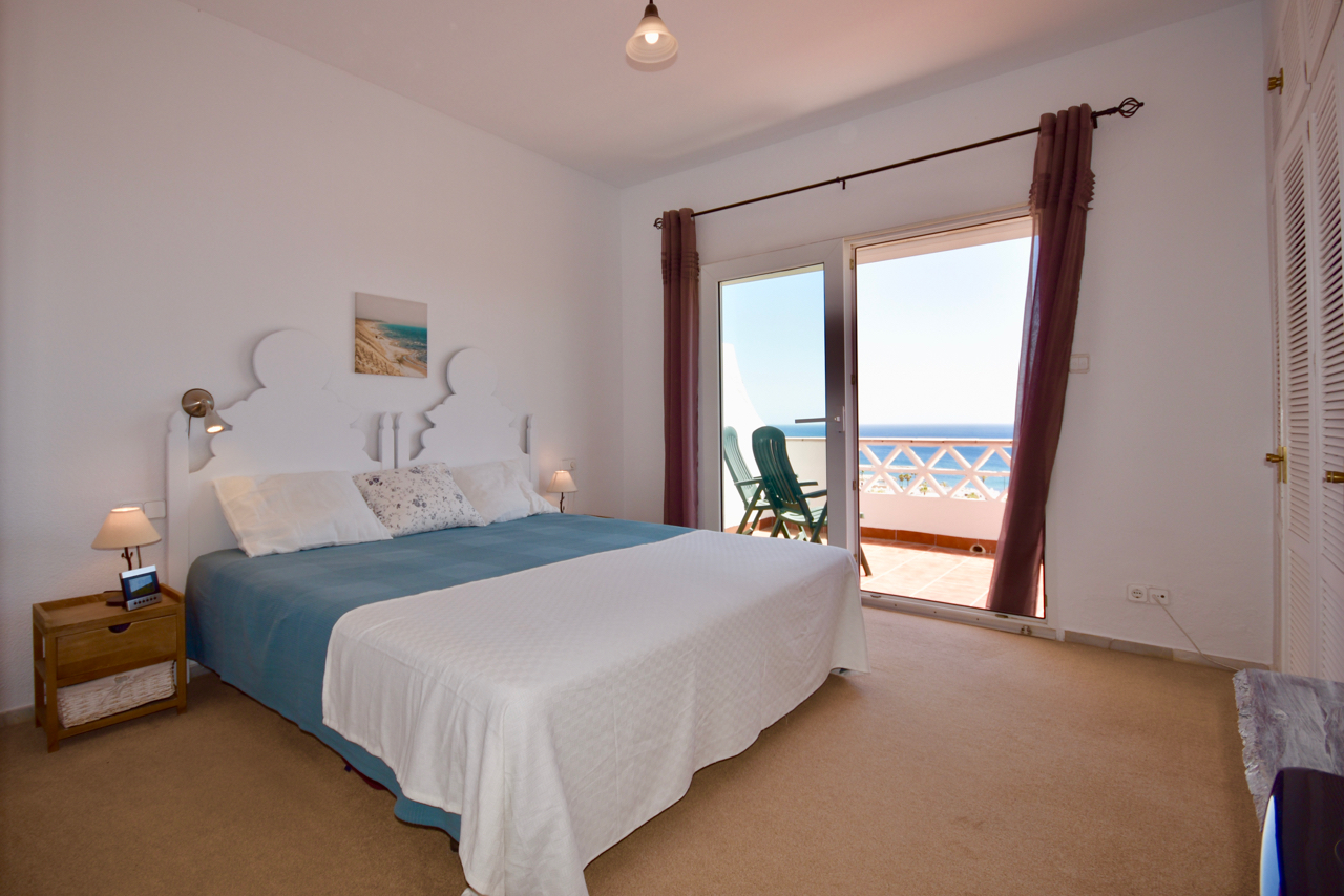 Belle maison de ville rénovée avec vue imprenable sur la mer à La Duquesa!