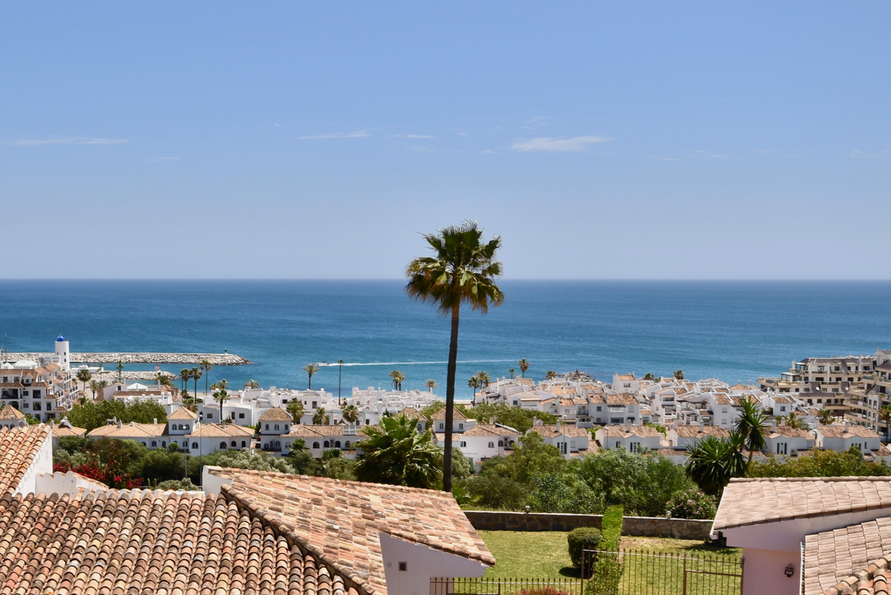 Belle maison de ville rénovée avec vue imprenable sur la mer à La Duquesa!