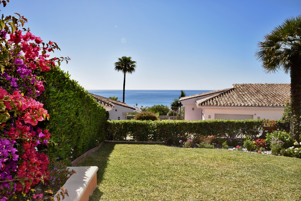 Belle maison de ville rénovée avec vue imprenable sur la mer à La Duquesa!