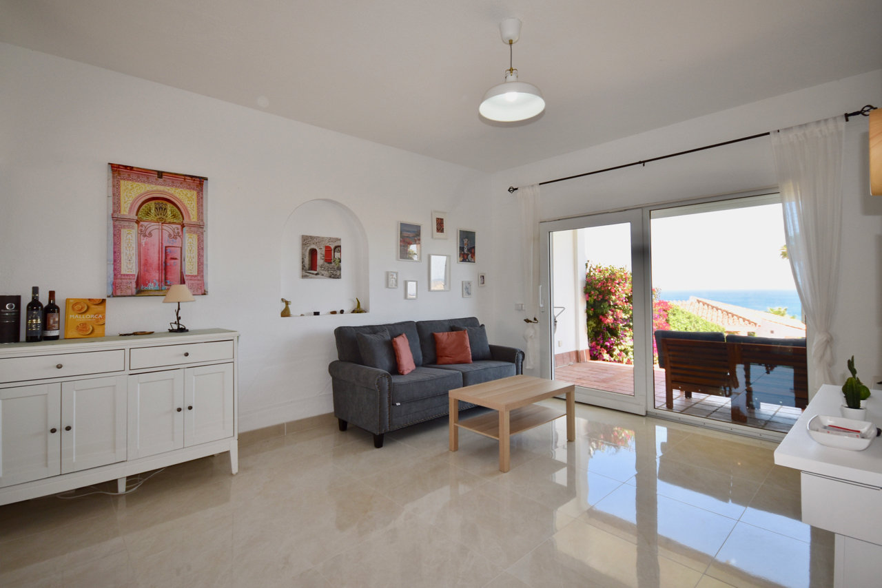 Belle maison de ville rénovée avec vue imprenable sur la mer à La Duquesa!