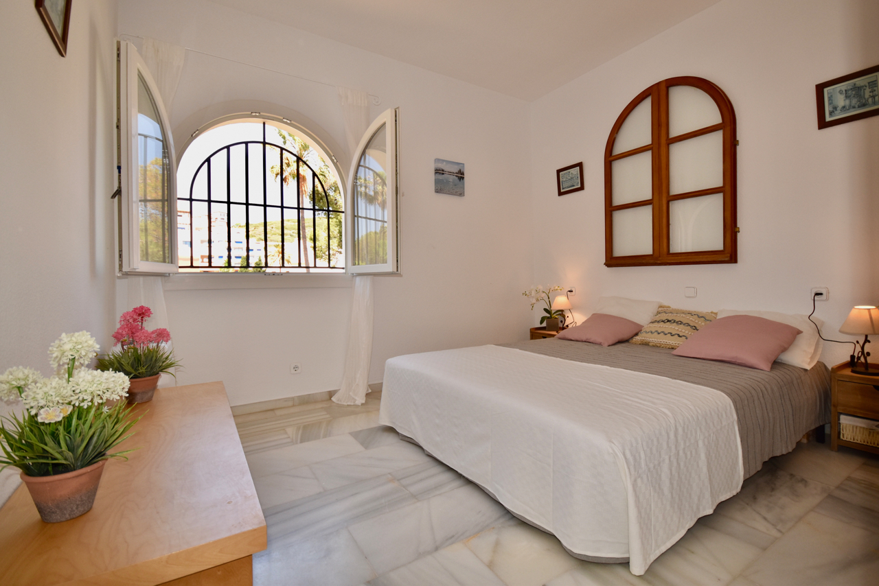 Belle maison de ville rénovée avec vue imprenable sur la mer à La Duquesa!