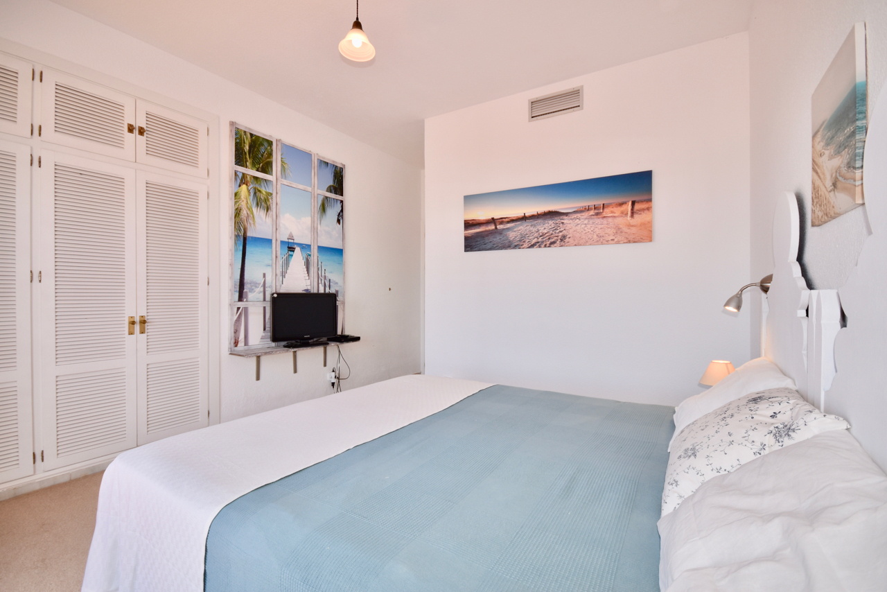 Belle maison de ville rénovée avec vue imprenable sur la mer à La Duquesa!