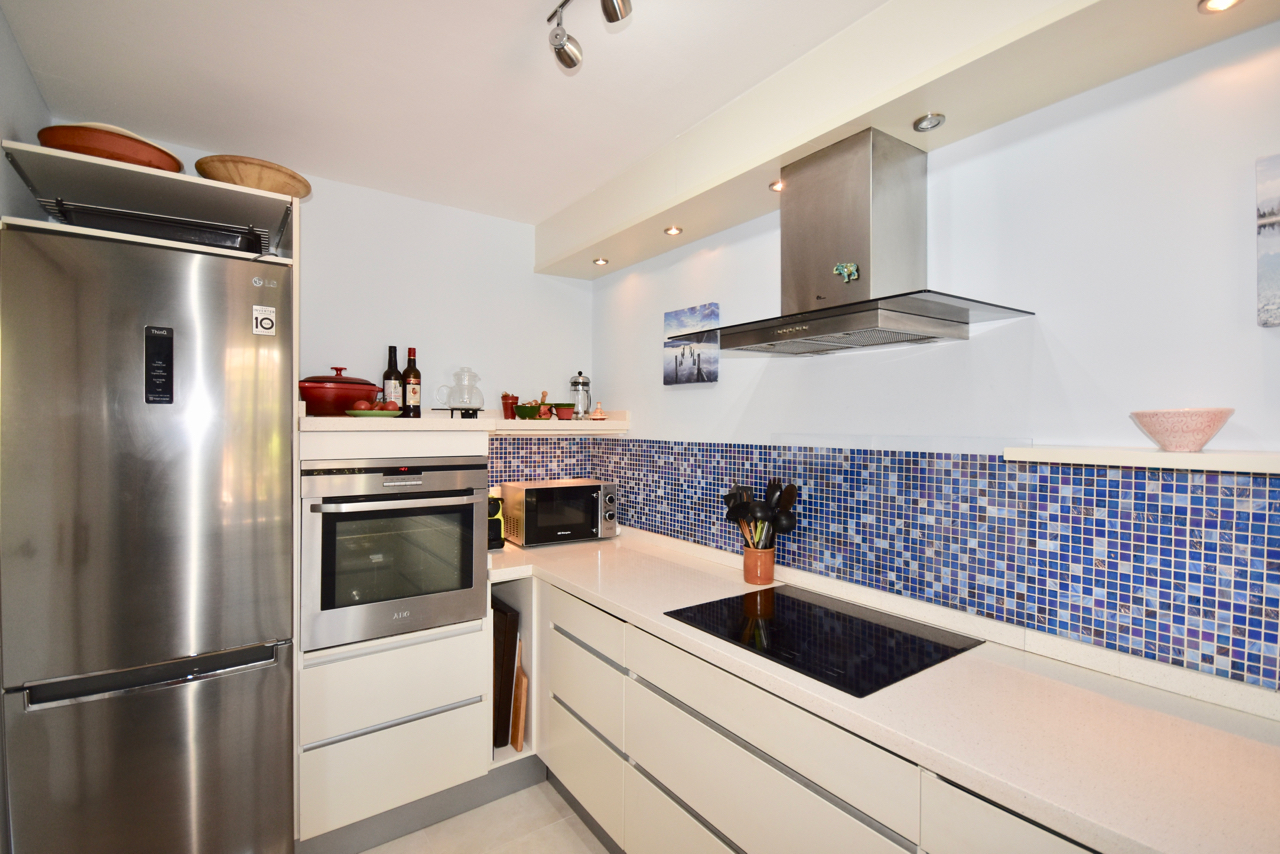 Belle maison de ville rénovée avec vue imprenable sur la mer à La Duquesa!