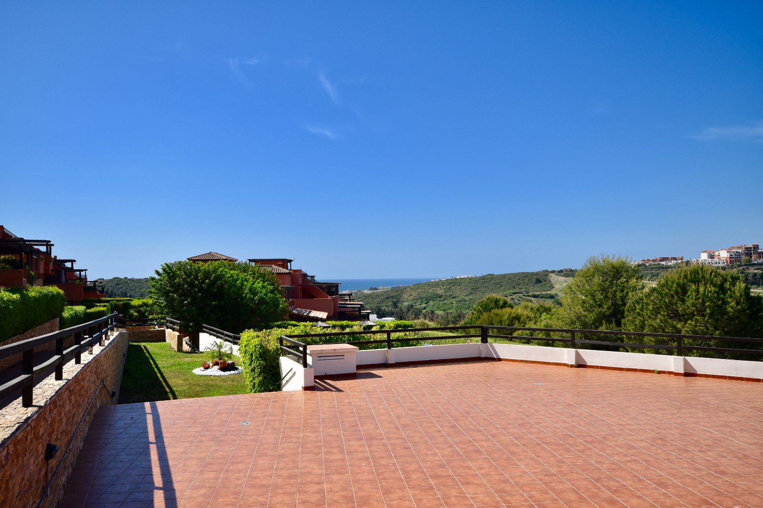 Ground floor apartment with private garden in Casares Golf