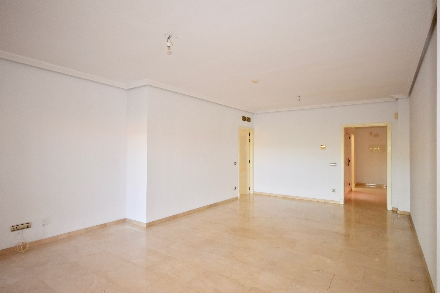 Ground floor apartment with private garden in Casares Golf