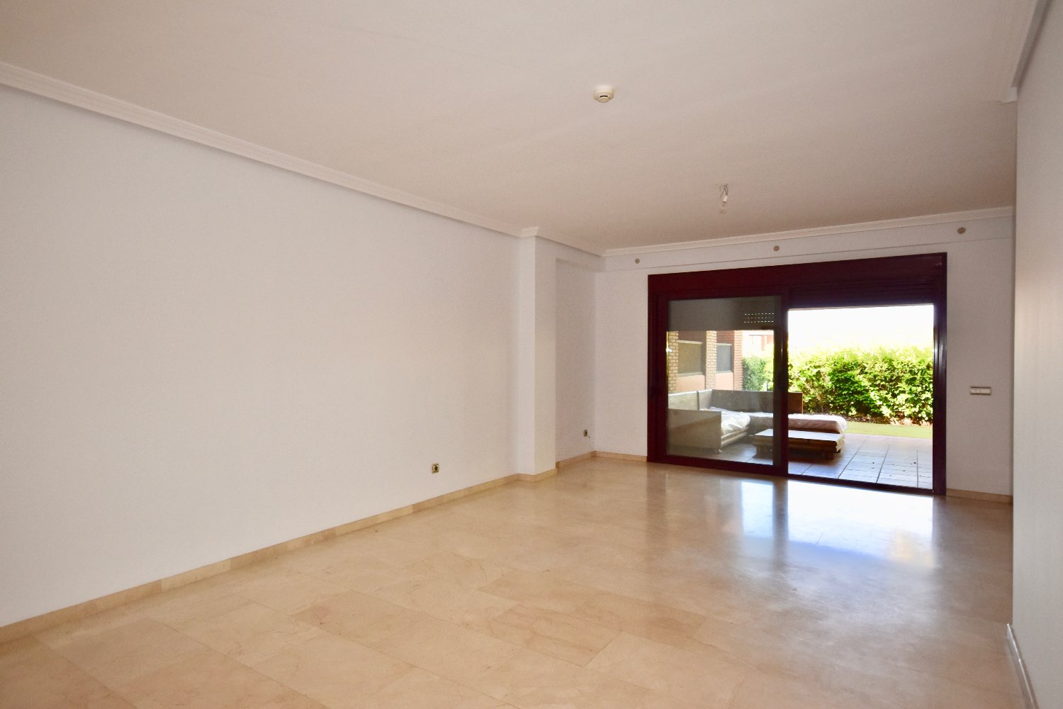 Ground floor apartment with private garden in Casares Golf