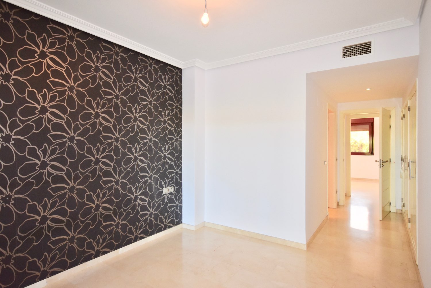 Ground floor apartment with private garden in Casares Golf