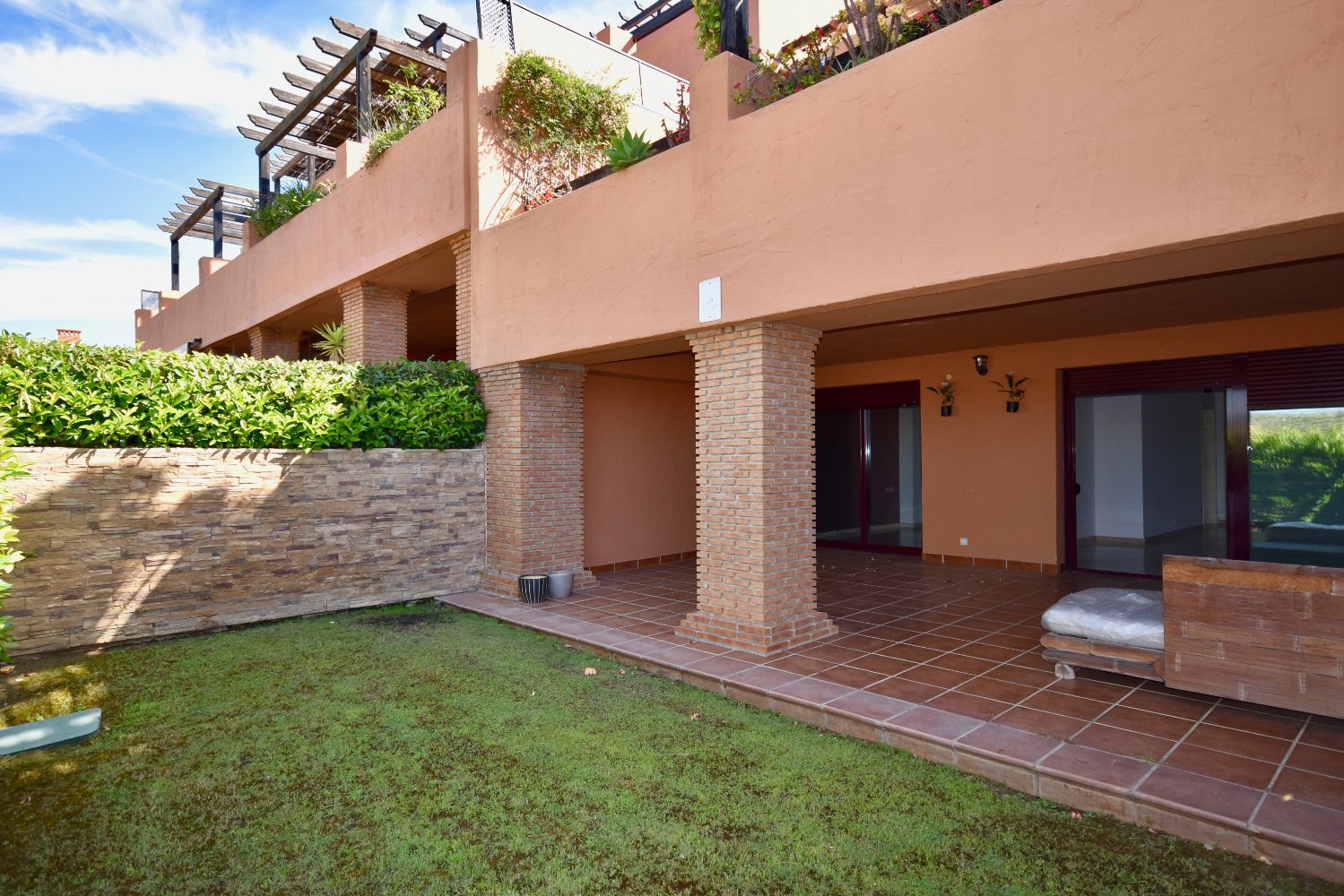 Ground floor apartment with private garden in Casares Golf