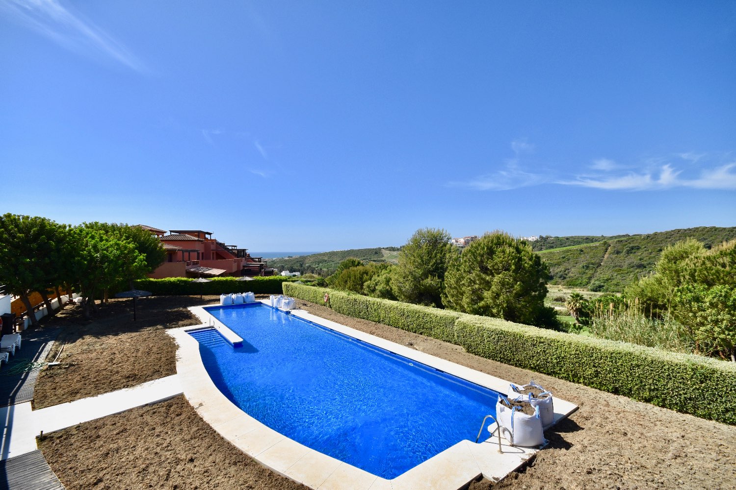 Ground floor apartment with private garden in Casares Golf