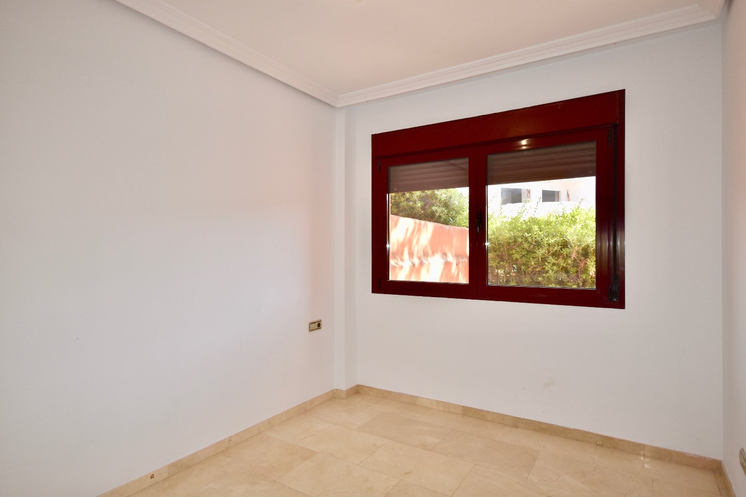 Ground floor apartment with private garden in Casares Golf