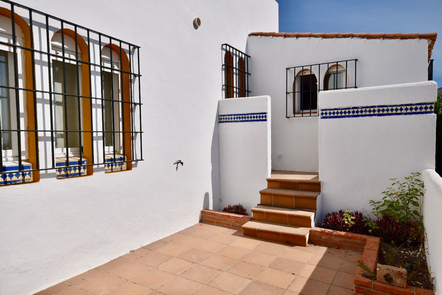 Corner townhouse on the beachfront, Casares Costa