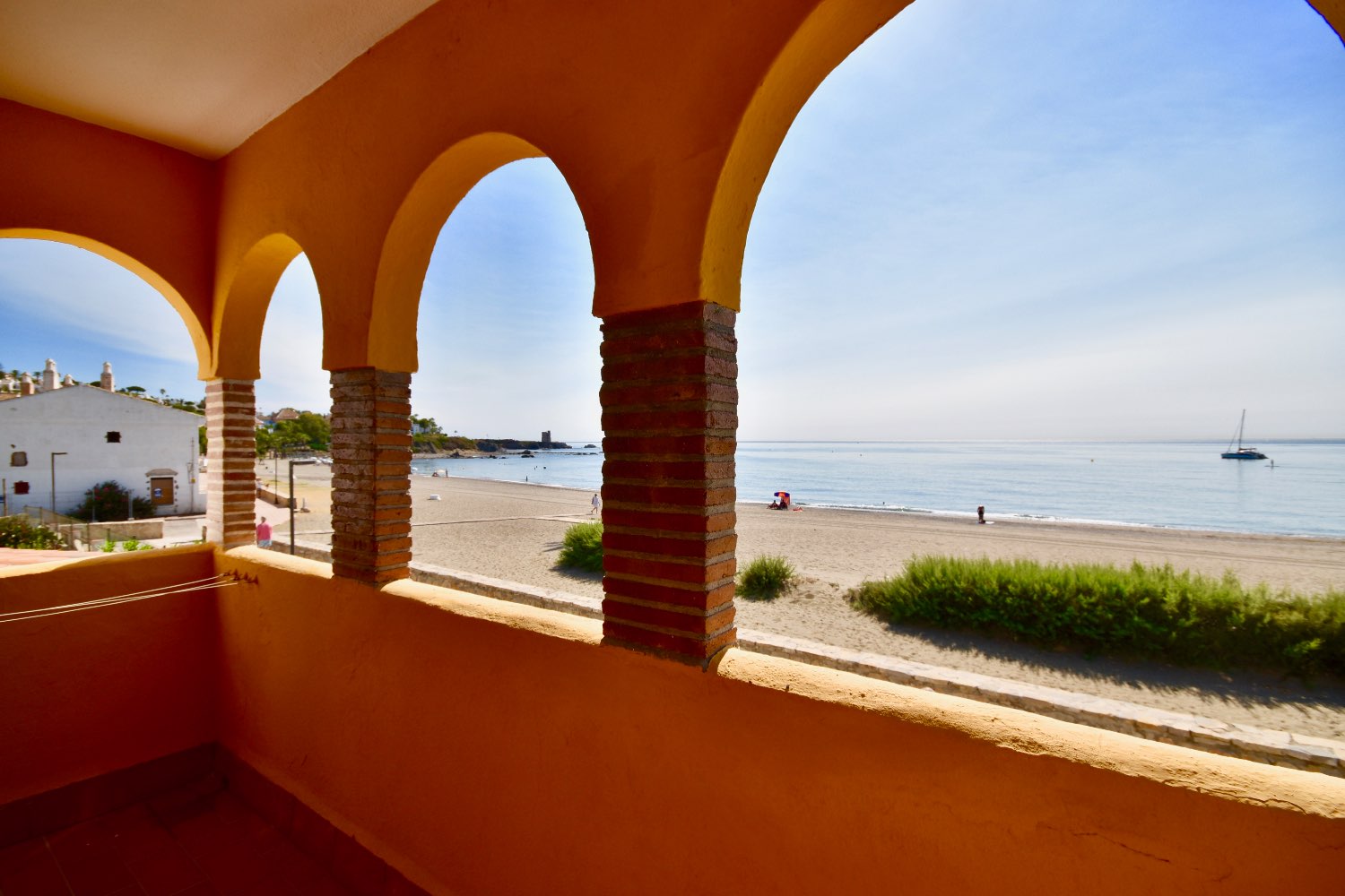 Adosada en  esquina en primera línea de playa, Casares Costa