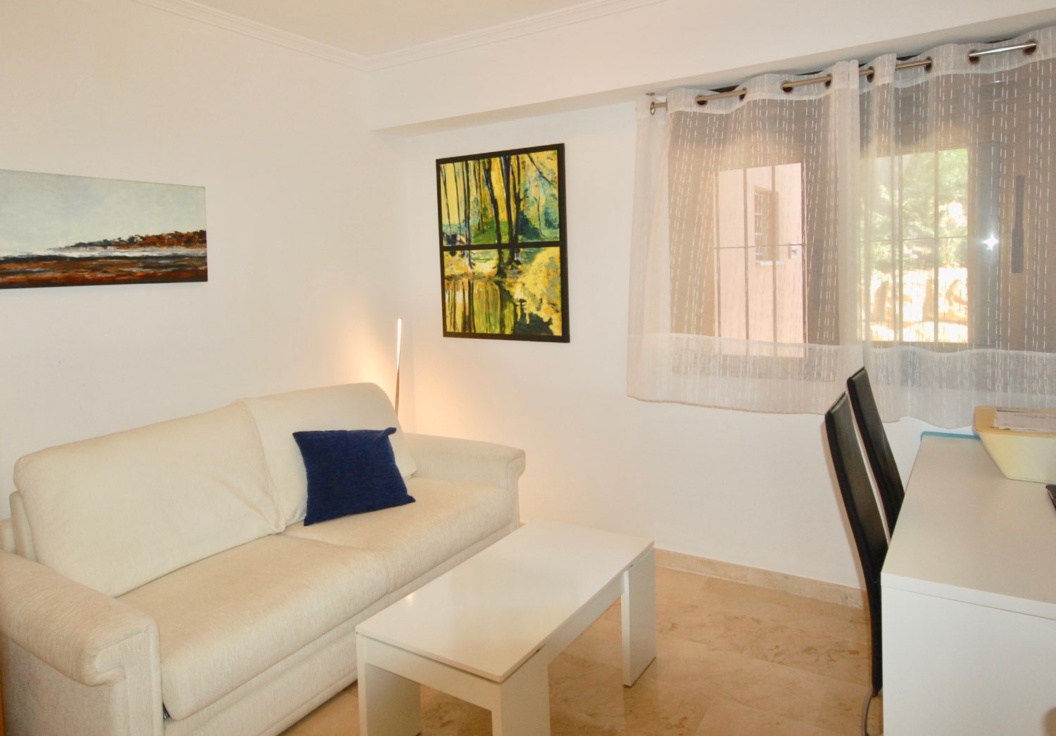 Bright garden apartment with a separate guest studio right on the golf course