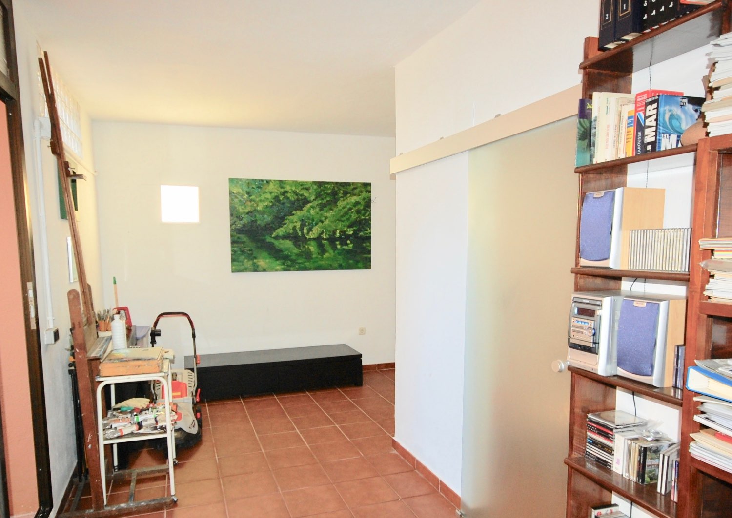 Bright garden apartment with a separate guest studio right on the golf course